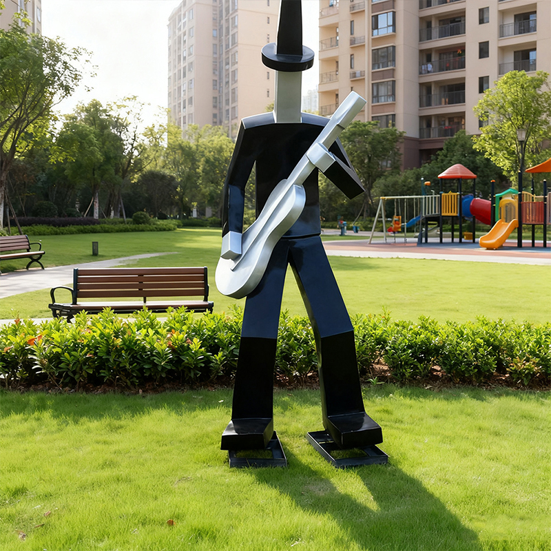 Sklolaminátová lidská socha v abstraktním „kytarovém“ designu