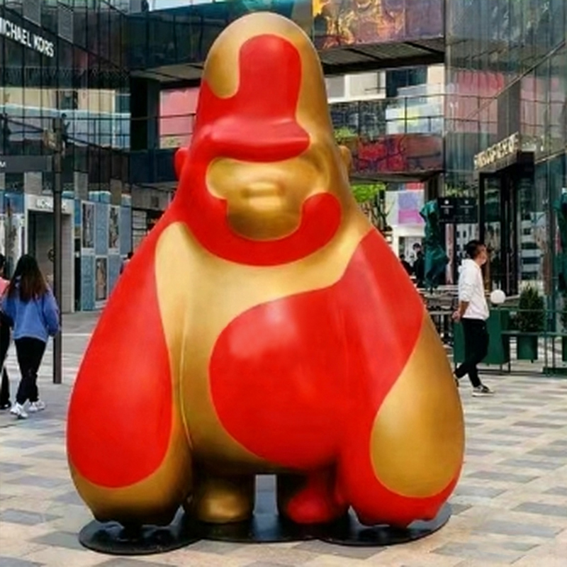 Sklolaminátová kreslená socha gorily