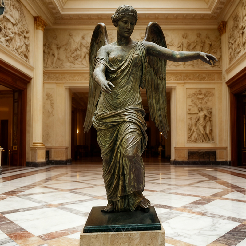 Bronzová vnitřní okřídlená socha bohyně Nike