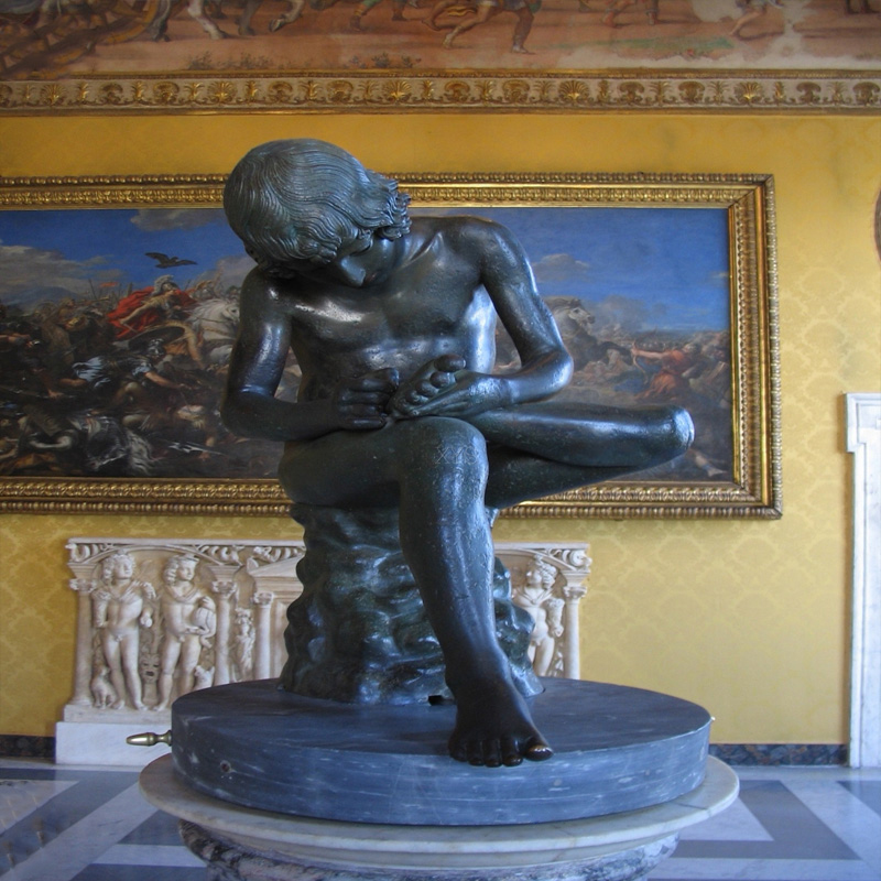 Odolná venkovní mramorová lidská socha chlapce tahajícího trn z nohy, Evropský design