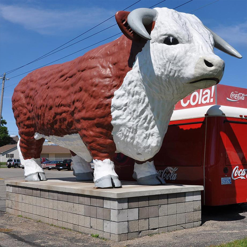 Obří plastika květin ze skleněných vláken