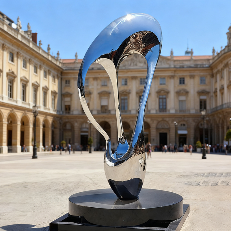 Socha z nerezové oceli leštěná do zrcadla