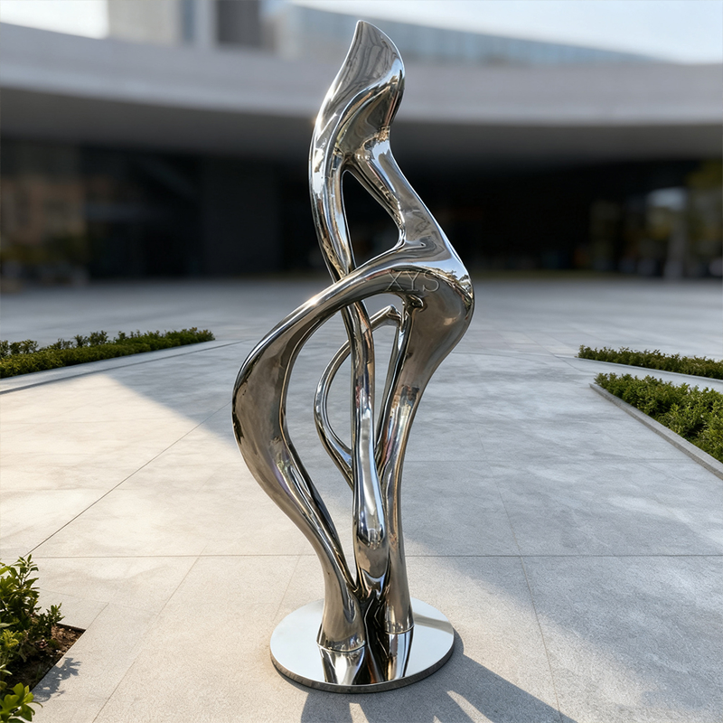 Plamen v pohybu zrcadlová abstraktní socha